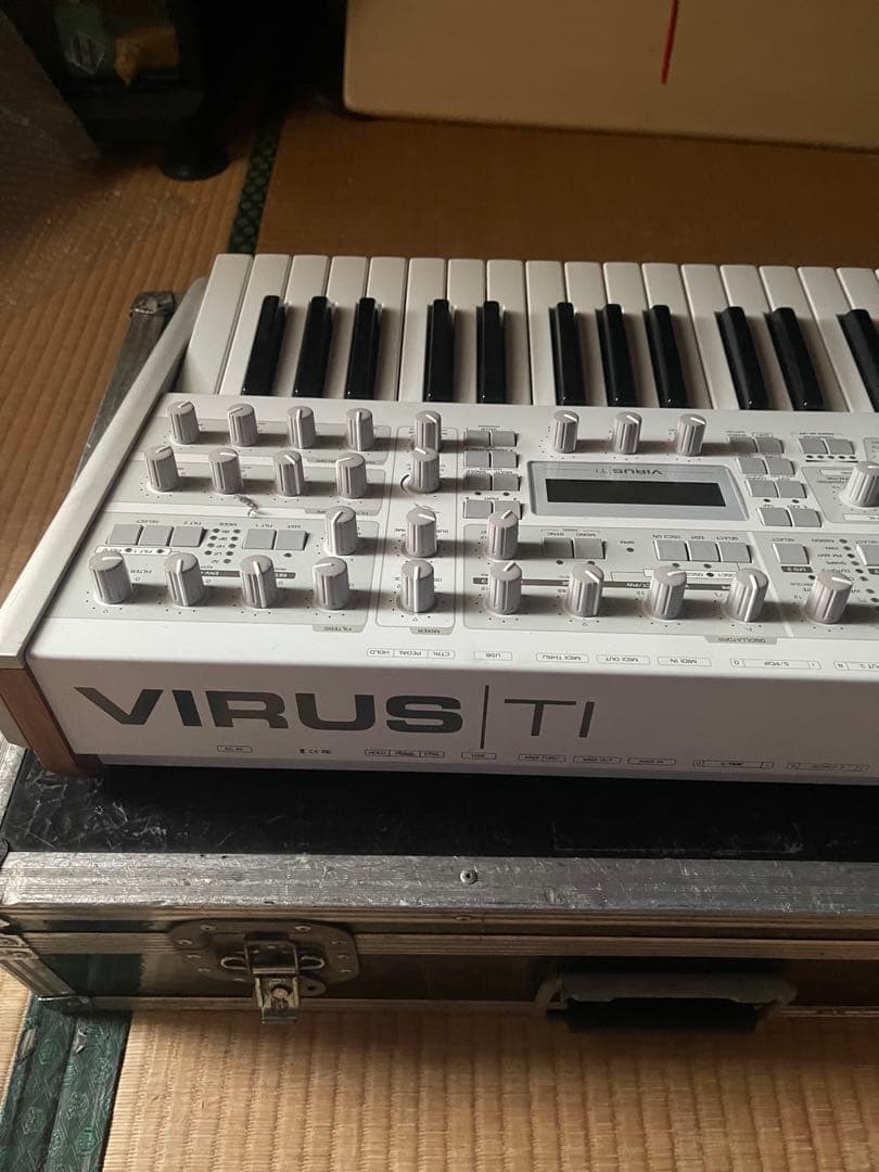 access virus TI2 Polar ハードケース付き送料込み