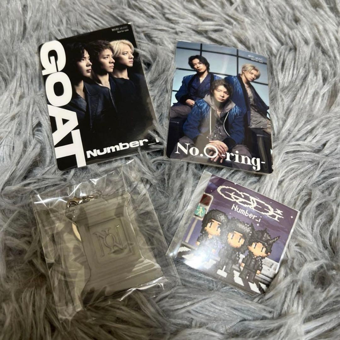 CDアルバムセットと関連グッズ