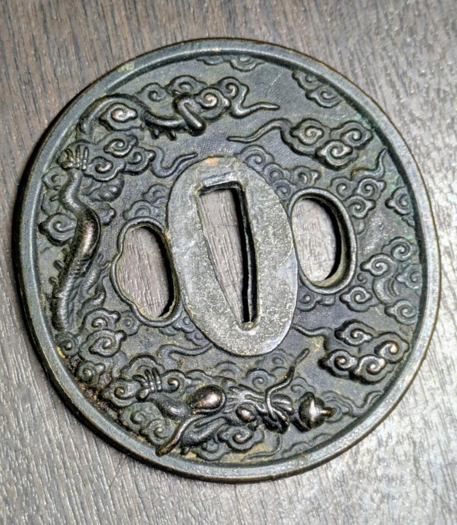 セール 江戸中期 鉄地 雲龍図 丸形鍔 直径約80mm 重量136g 刀装具
