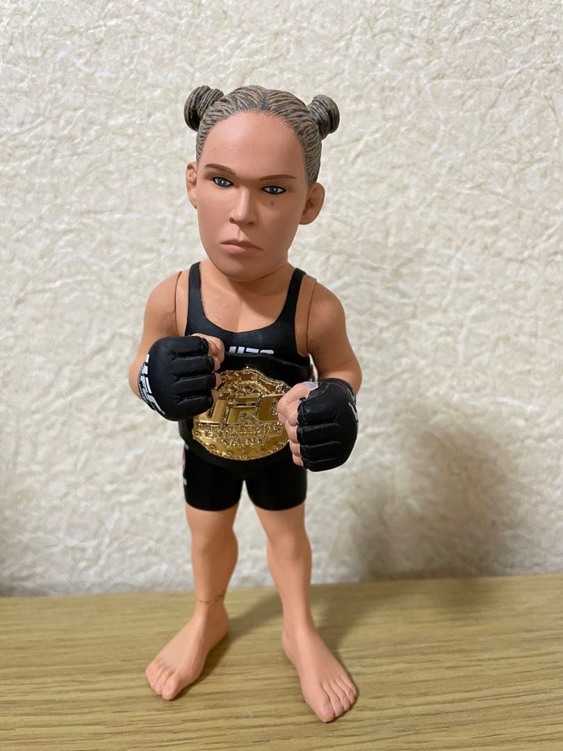 UFCフィギュア　ロンダラヴジー　チャンピオンベルト付き