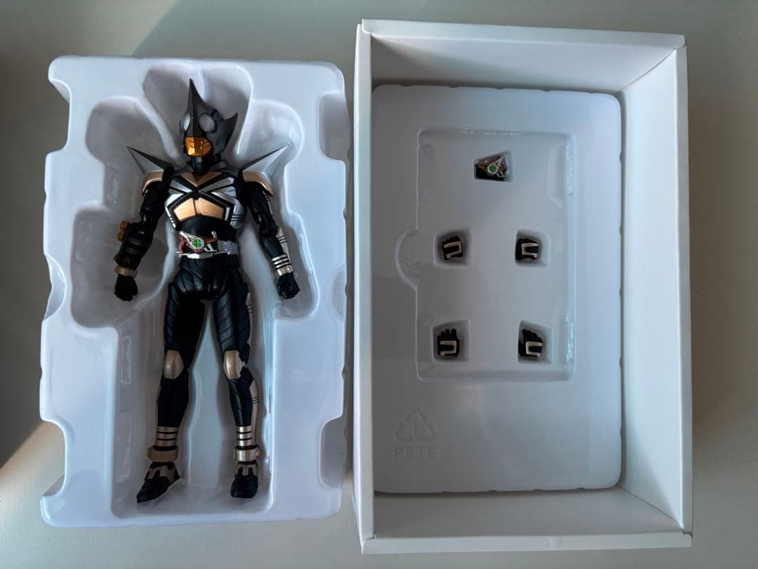 S.H.Figuarts 真骨彫製法　仮面ライダーキックホッパー　パンチホッパー