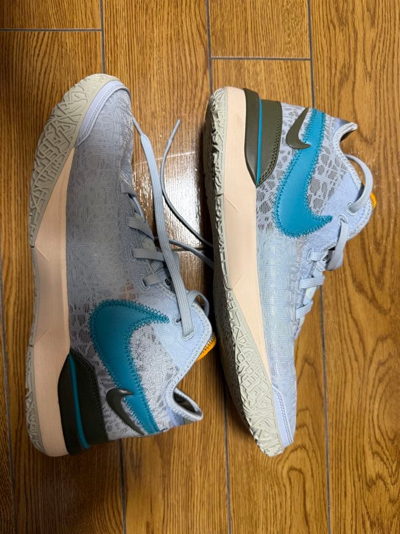 LeBron James NXXT Gen（白×青） のバスケットボールシューズ