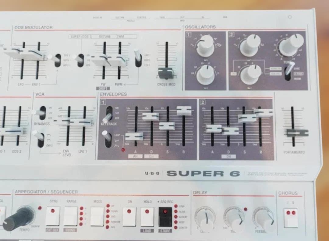 UDO SUPER 6 アナログシンセサイザー