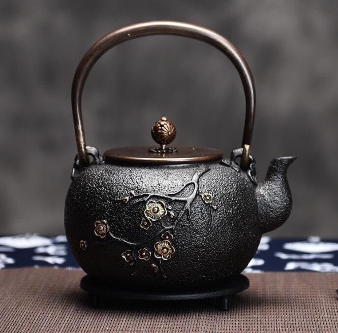 黒色の鉄瓶 花と月のデザイン 容量 : 1.2L