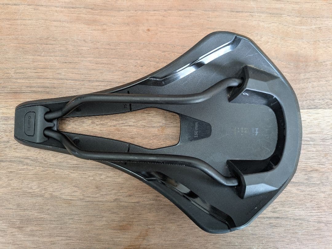 fi’zi:k フィジーク Tempo Argo R3サドル 150mm
