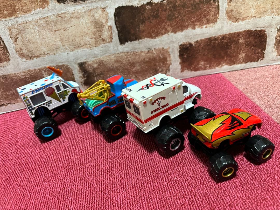 【新品】　カーズ　モンスタートラック　4点セット　カーズミニカー