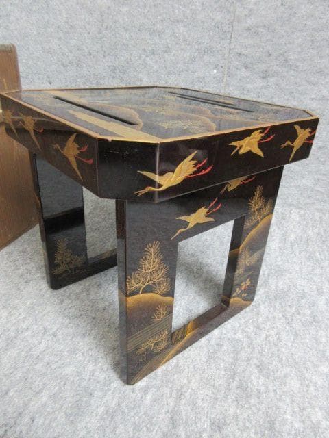 黒塗蒔絵遠山に群鶴図盃台と朱塗松に鶴図盃共箱付き [B27781]