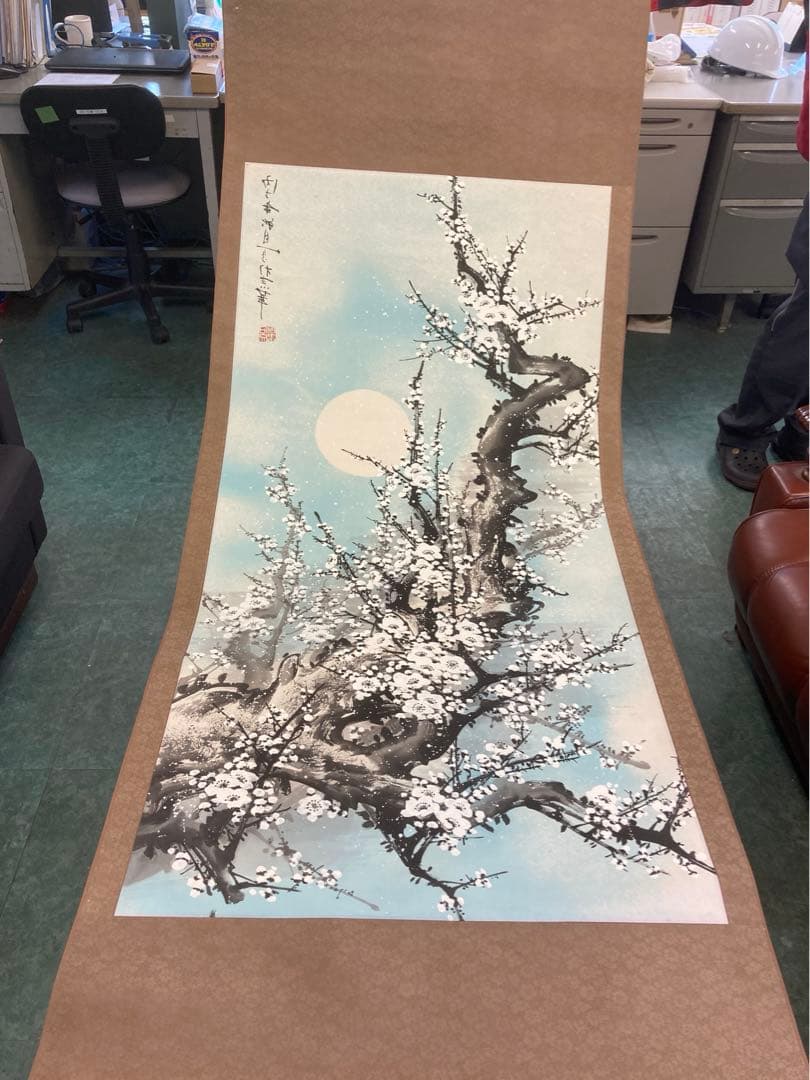 梅の花と月の水墨画掛軸