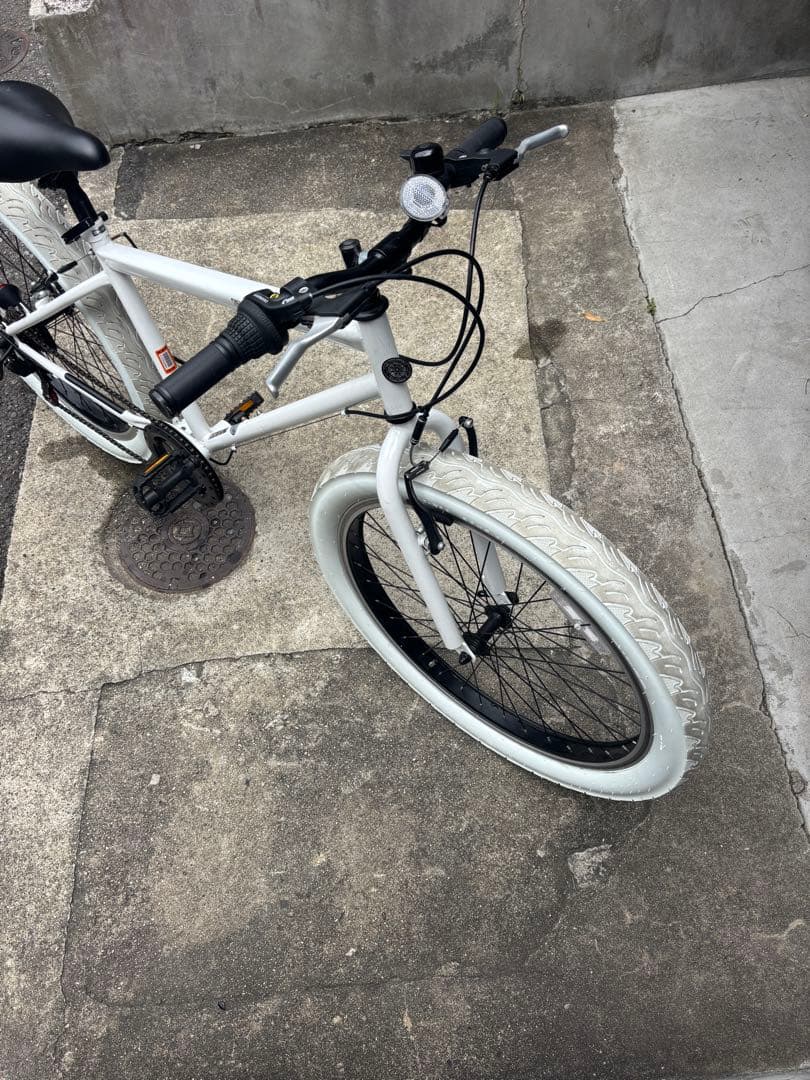 ホワイト クロスバイク 太タイヤ　おしゃれ自転車
