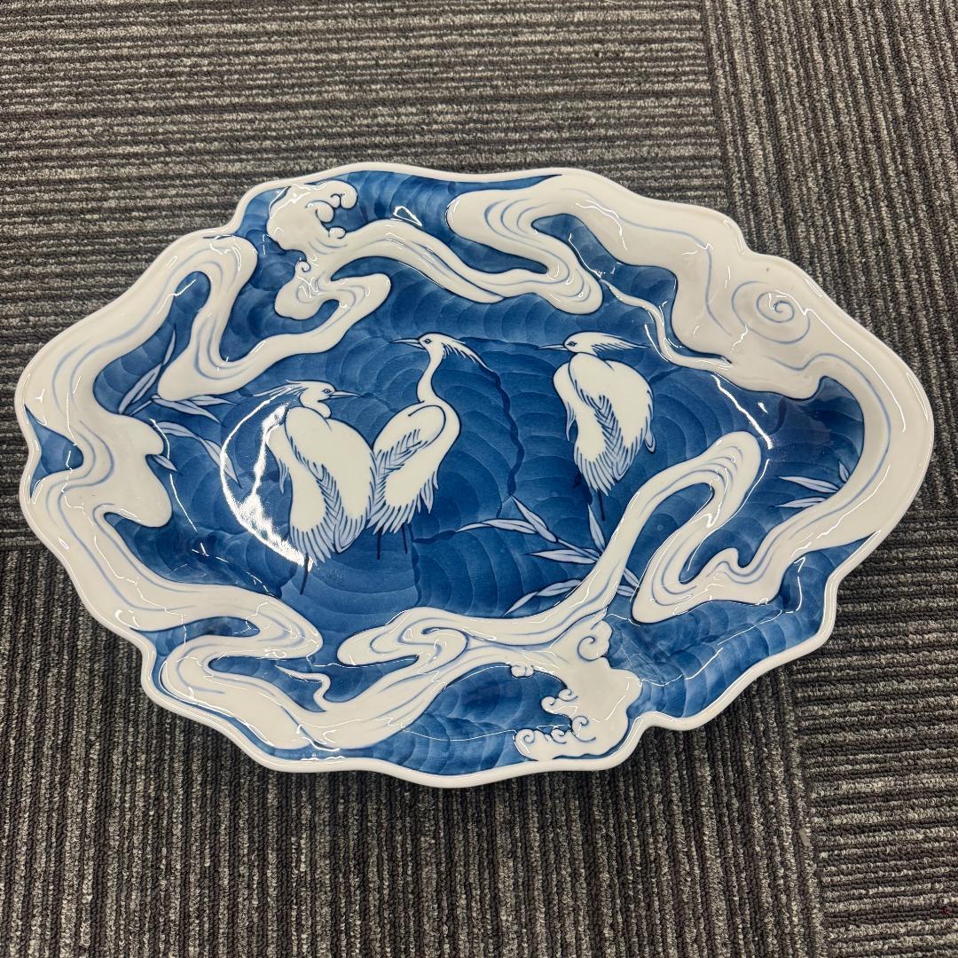 年末値下げ！藍鍋島流水鷺図 大皿 飾り皿 浮彫 浪形皿 共箱 45ｃm