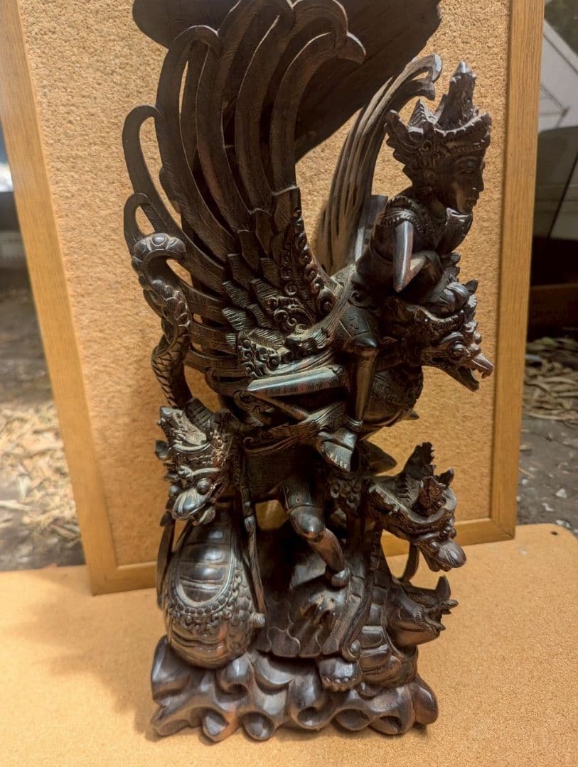 霊鳥ガルーダに乗るヴィシュヌ神　木製彫刻
