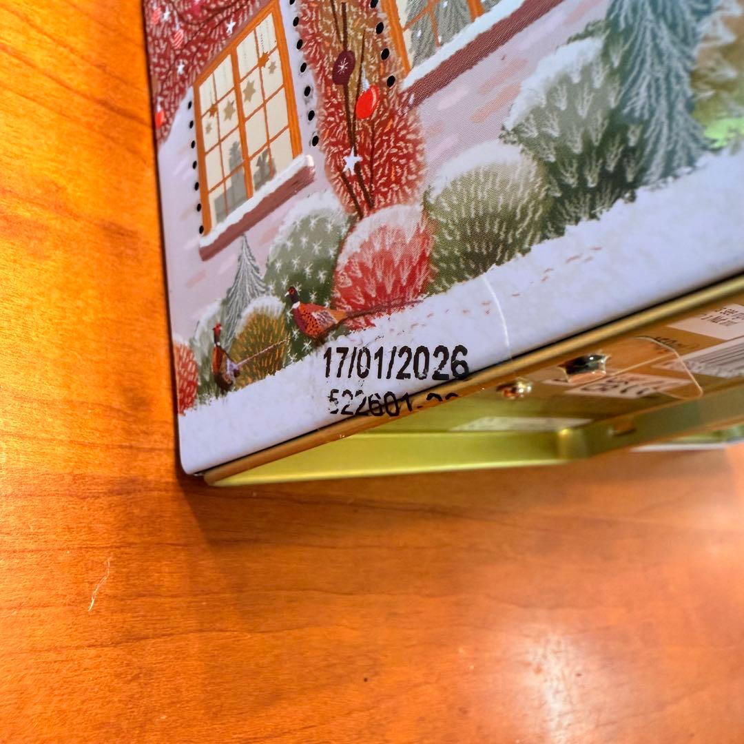15 M&S クリスマス限定 ヴィーガン　グルテンフリー　ライトアップ缶