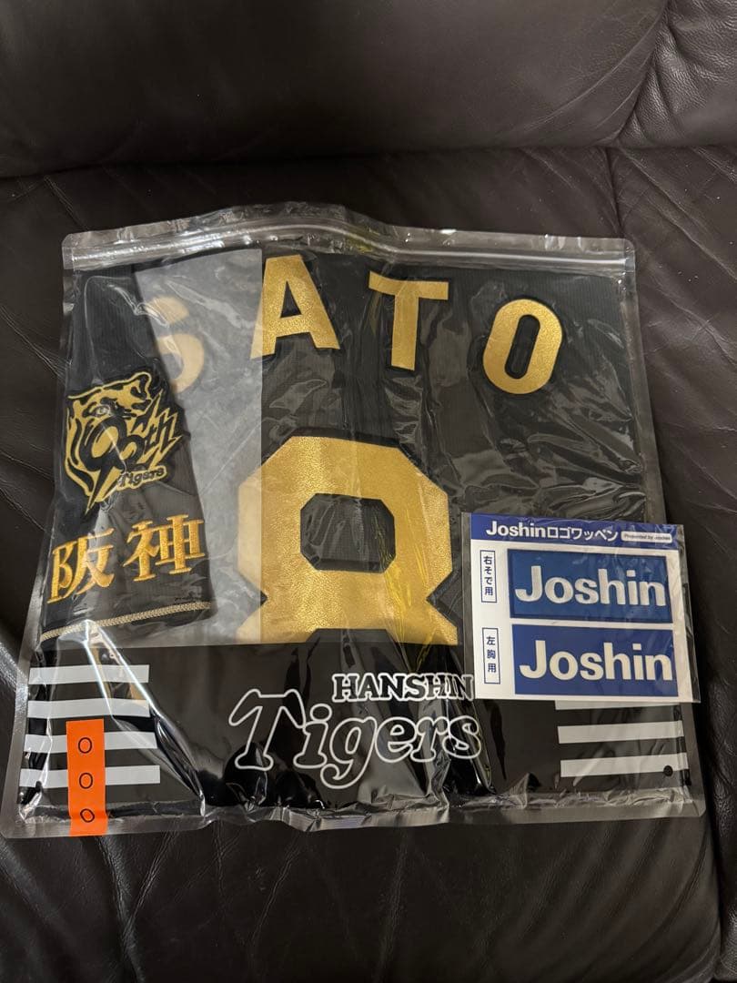 阪神タイガース 佐藤輝明　OSAKA ブラックダイナマイト　ユニホーム O