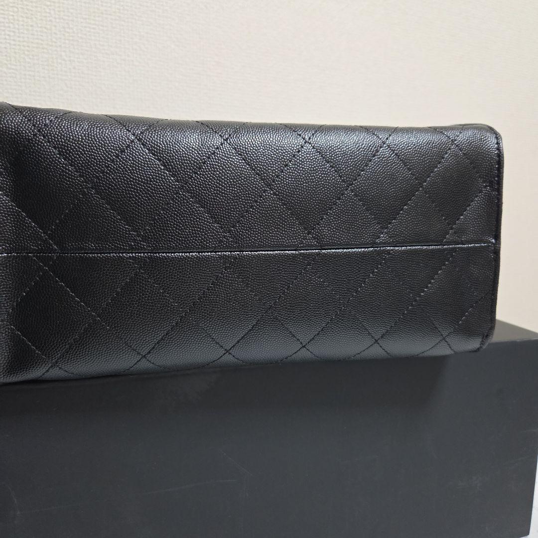 Chanel ノベルティキルティングレザー製、ゴールドチェーンショルダーバッグ。