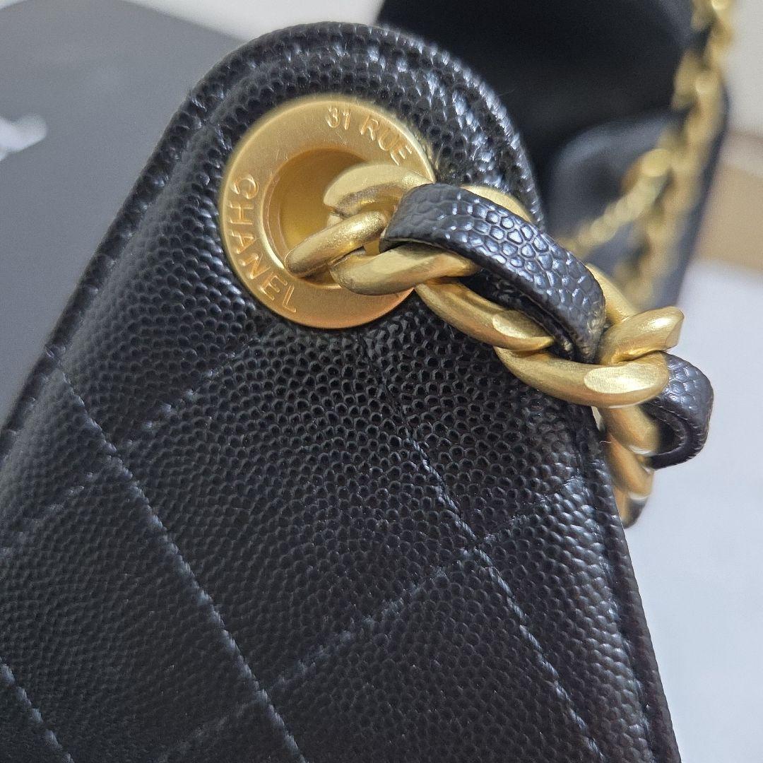 Chanel ノベルティキルティングレザー製、ゴールドチェーンショルダーバッグ。