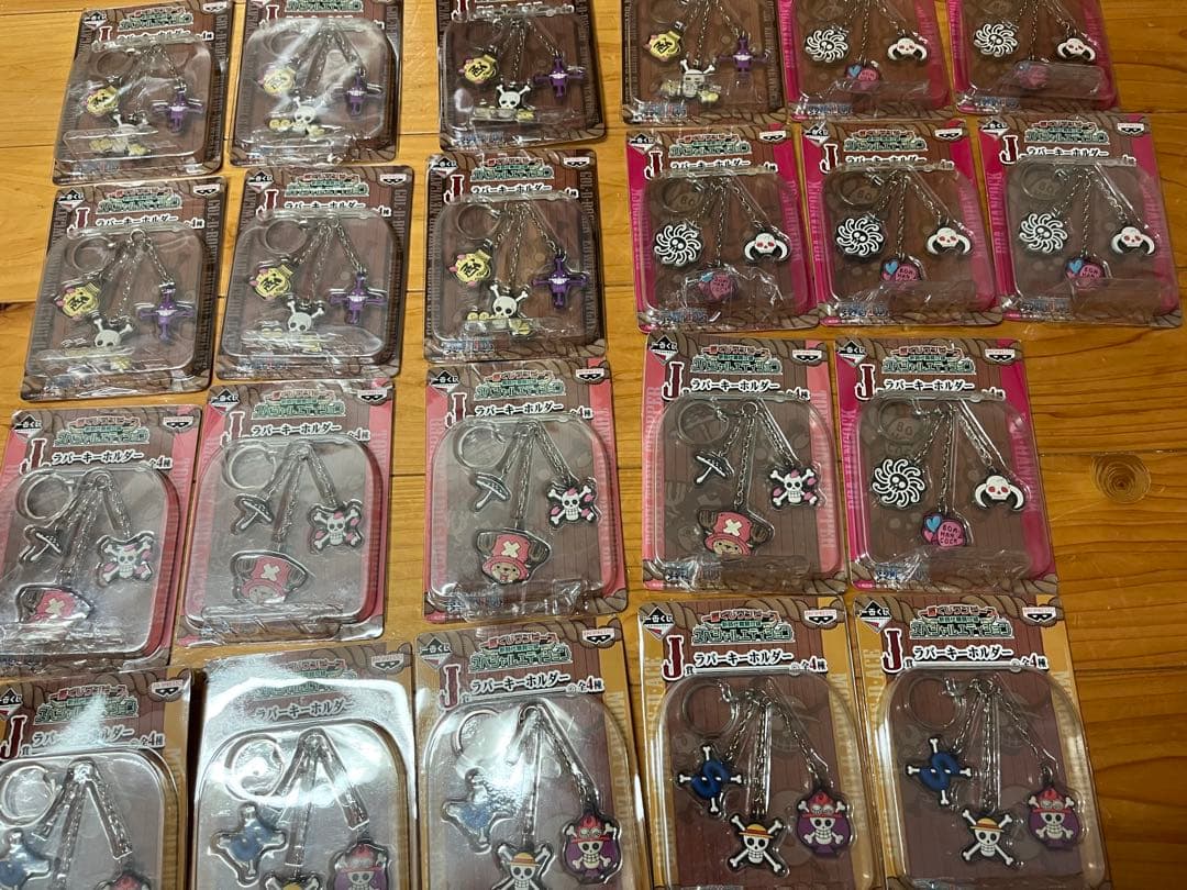 ワンピース　ストラップ　キーホルダー　カラナビ　　ほか　７７個　まとめ売り