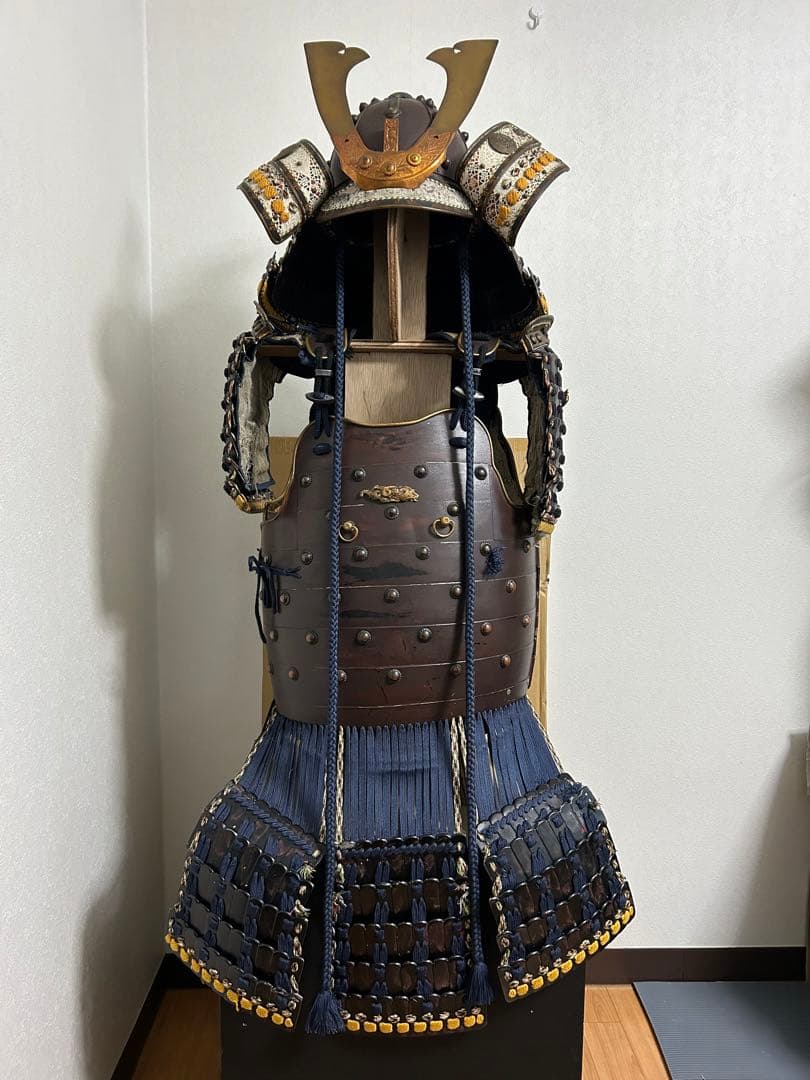 甲冑工房丸武製　紺糸威鉄錆笠鋲二枚胴具足　等身大