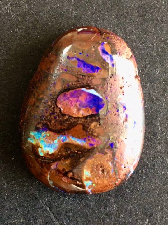 幻想的なボルダーオパールの原石