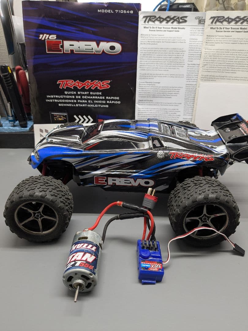 トラクサス E-Revo 1/16