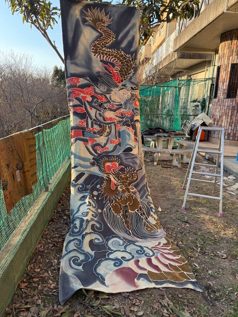 ◯手描きロウケツ染め布 　図柄、若武者と戦う悪龍