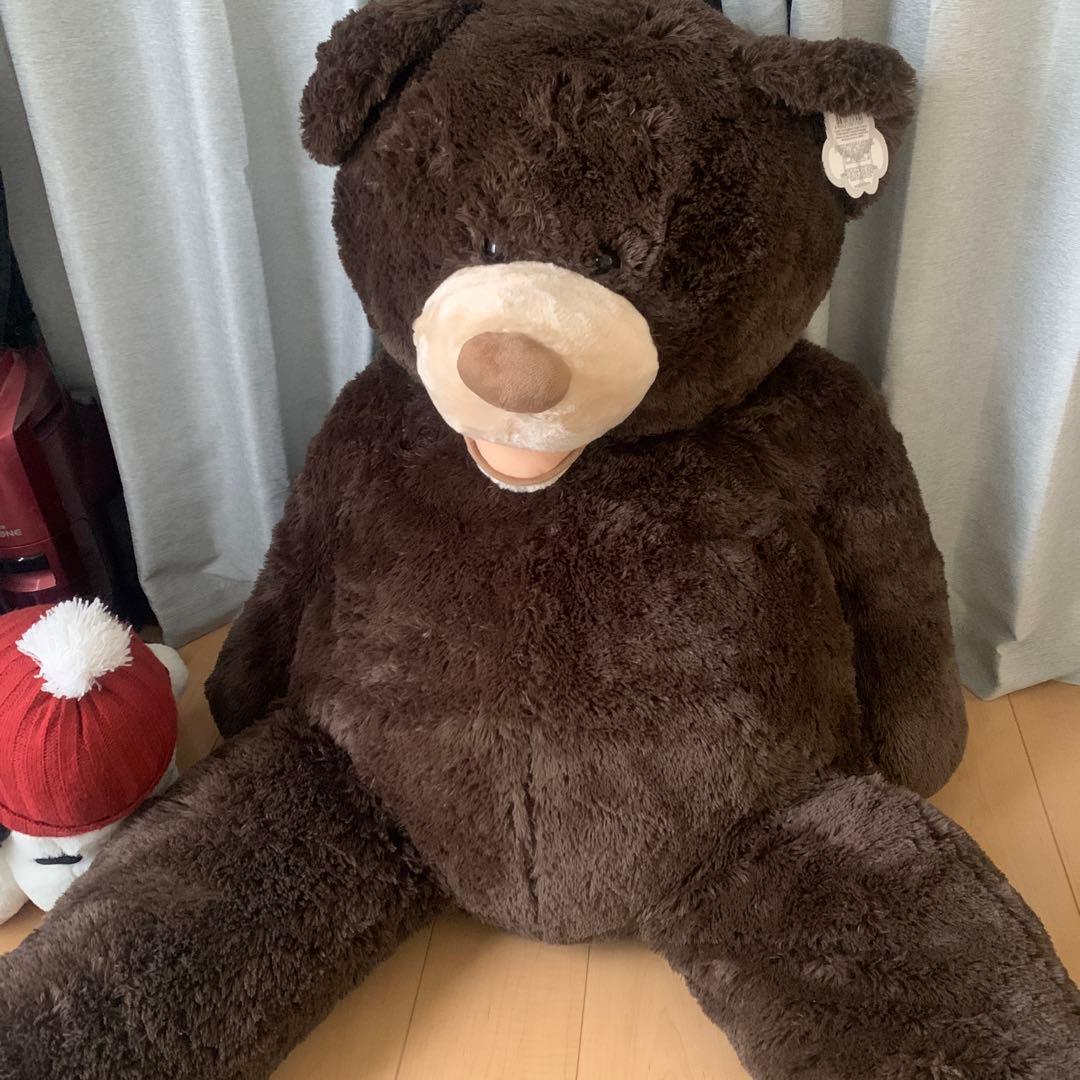 大きい茶色のクマのぬいぐるみ