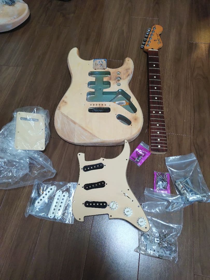 メ*ネ様 Fender Mexico Stratocaster 未組立 未塗装