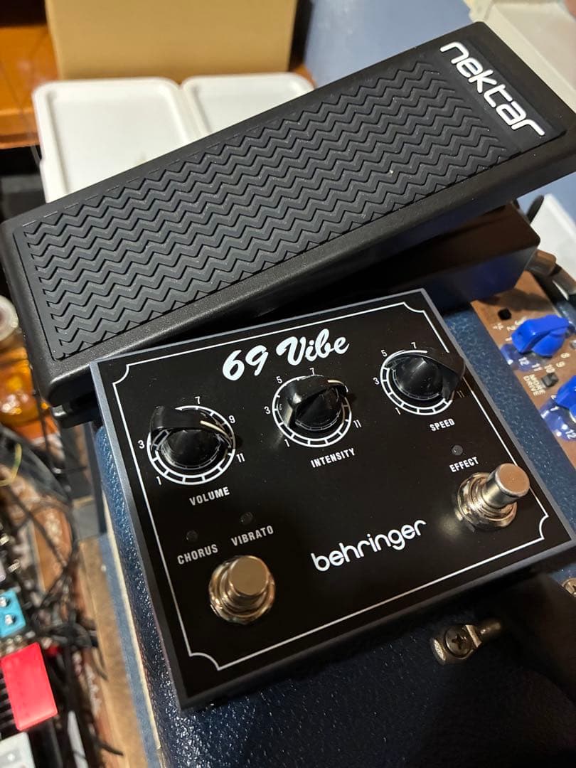 Behringer 69 Vibe w/エクスプレッションペダル