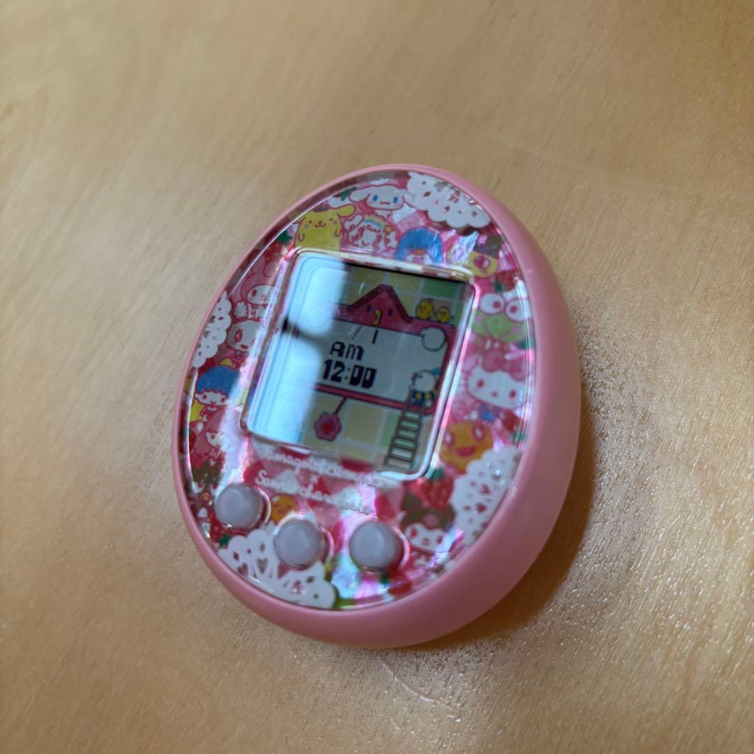 【美品】たまごっちみーつ サンリオ　ピンク ケース、　ストラップ付き