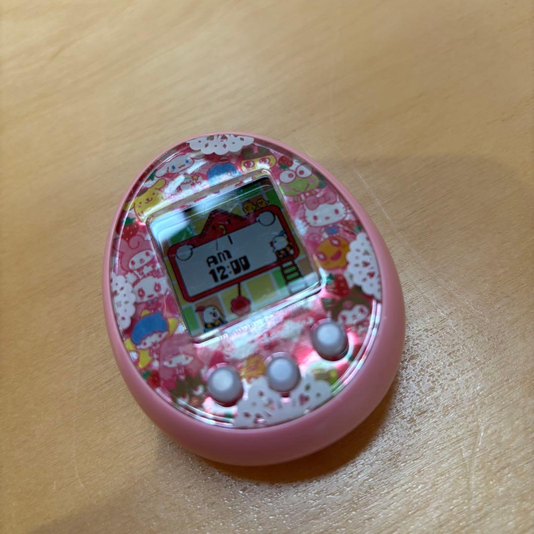 【美品】たまごっちみーつ サンリオ　ピンク ケース、　ストラップ付き