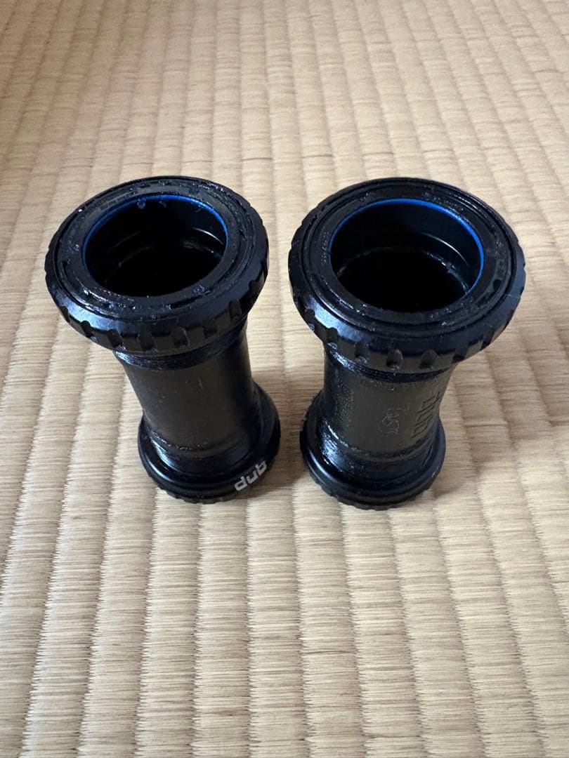 DUB ボトムブラケット 68/73mm ブラック