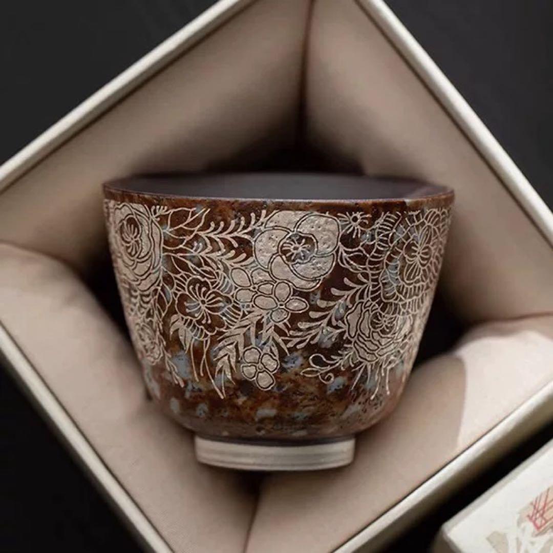 茶色の花柄彫刻茶碗 専用箱付き