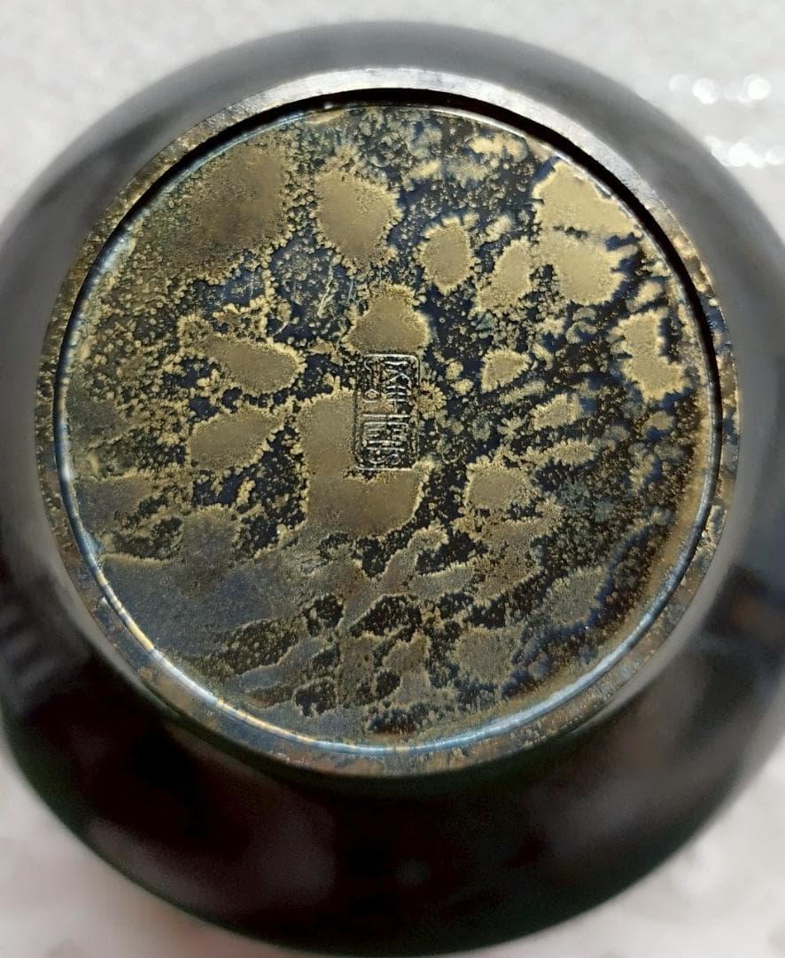 青金色の漆器花瓶