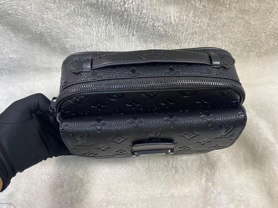 Louis Vuitton ブラックレザーショルダーバッグ