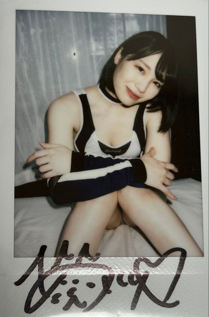 鈴村あいり　直筆サイン入りチェキ　チェキ　コスプレ　ホワイト　ブラック