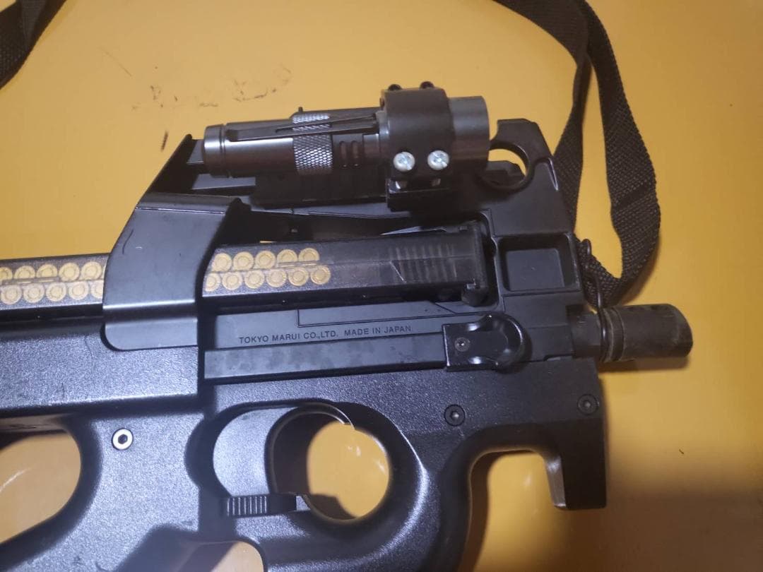電動ガン　P90ライト付き