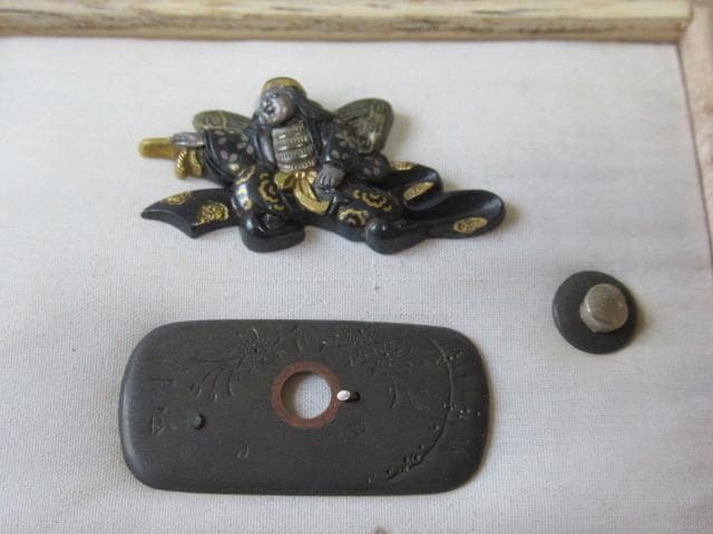 未使用 江戸後期◆金工『中川一匠』刀装具 表:武士像 裏(留め具)桜風景片切彫り