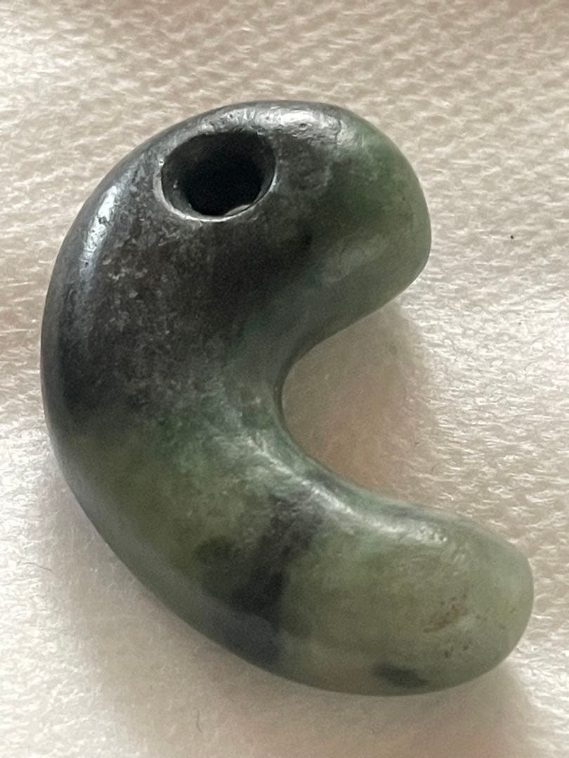 古墳時代　糸魚川　翡翠勾玉　出土品