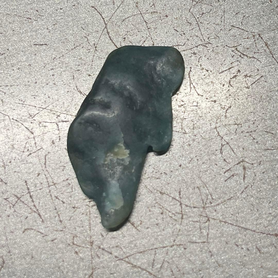 ［茄子紺色］　入りコン沢翡翠1g未満　糸魚川　ヒスイ　ひすい