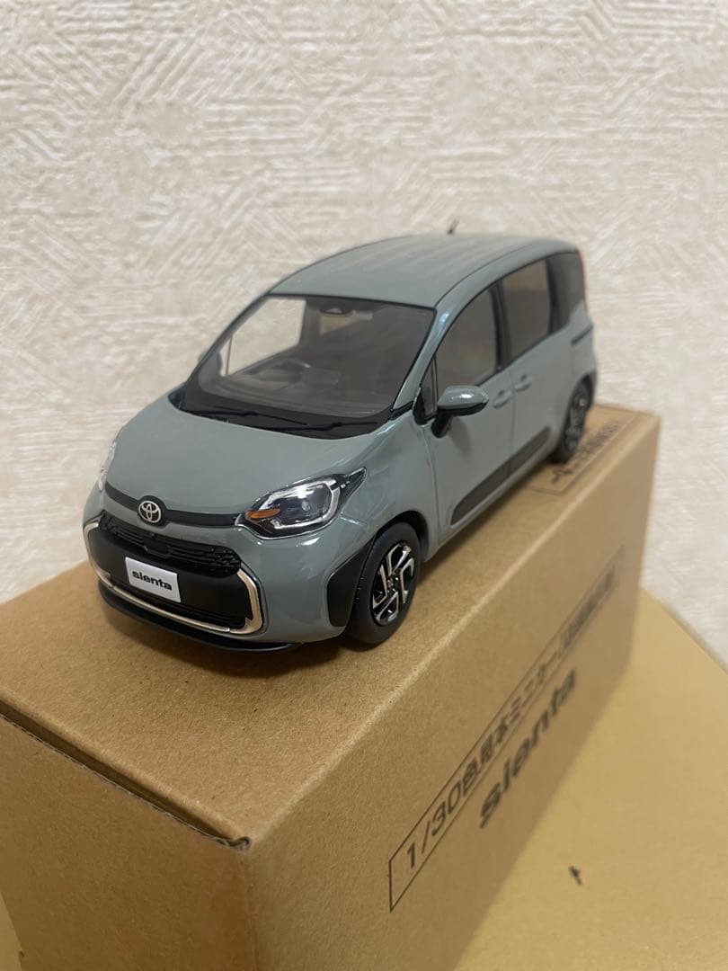 トヨタ シエンタ ミニカー グレー(アーバンカーキ)