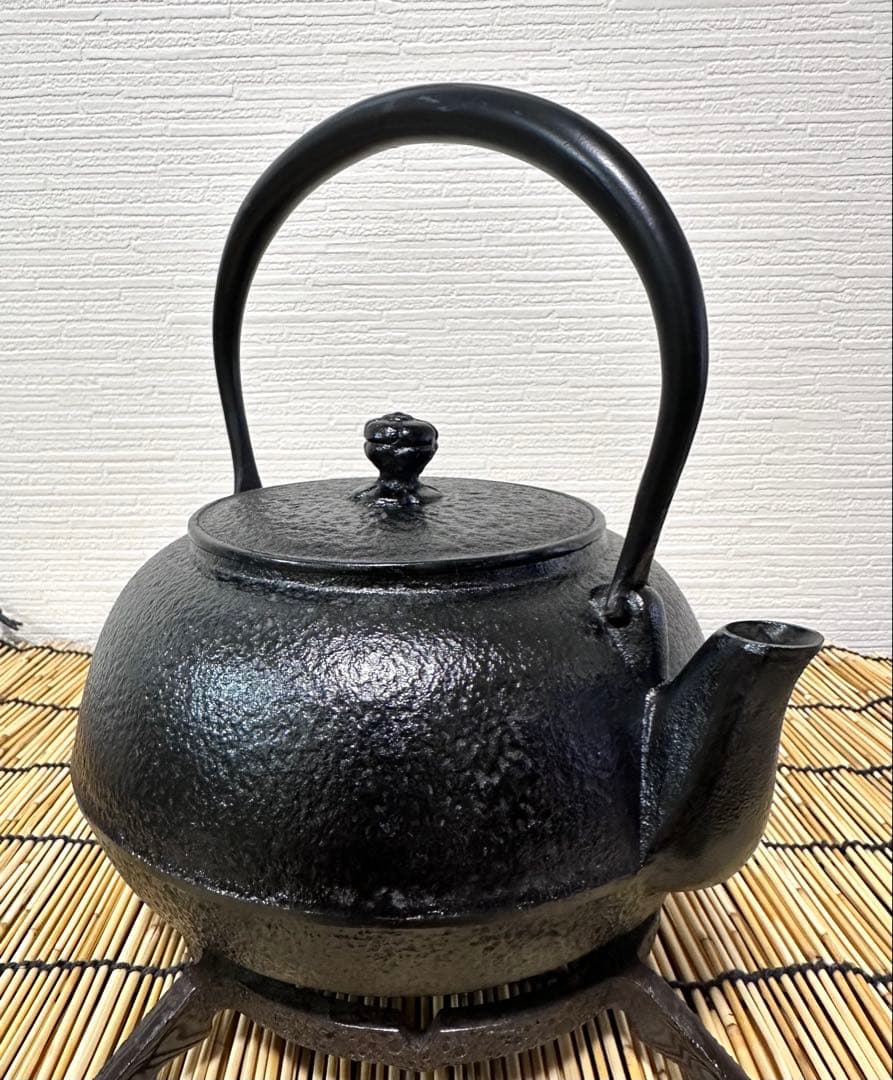 未使用品、付属品付　南部岩鋳造　１８型肌文様　南部鉄瓶　sunny様　売約済み