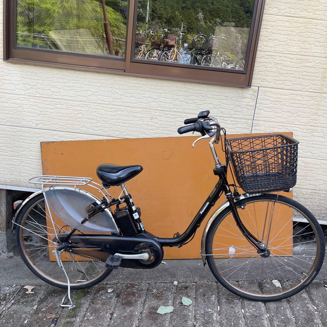 黒いシティタイプ電動アシスト自転車