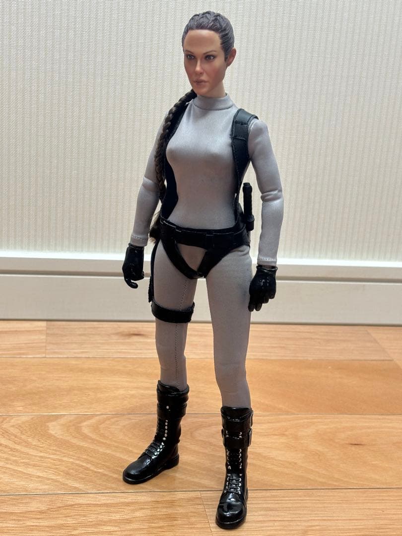 1/6 トゥームレイダー ララ・クロフト フィギュア