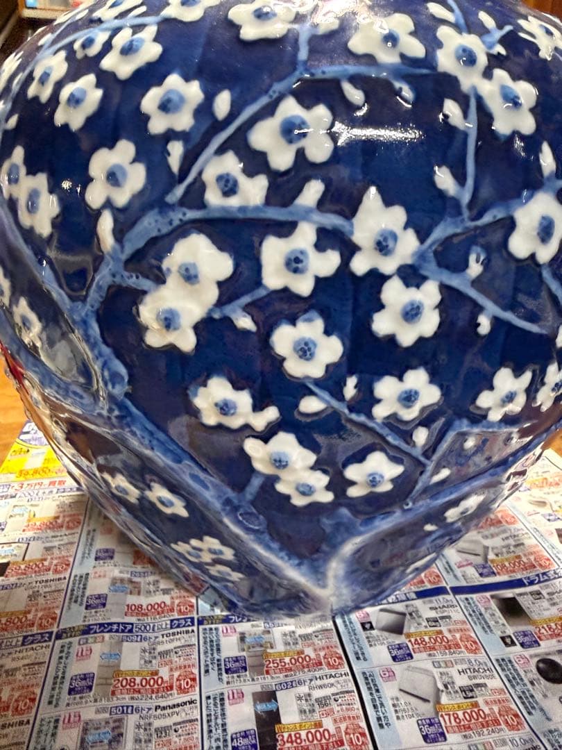 青地に白い花模様の陶器の花瓶