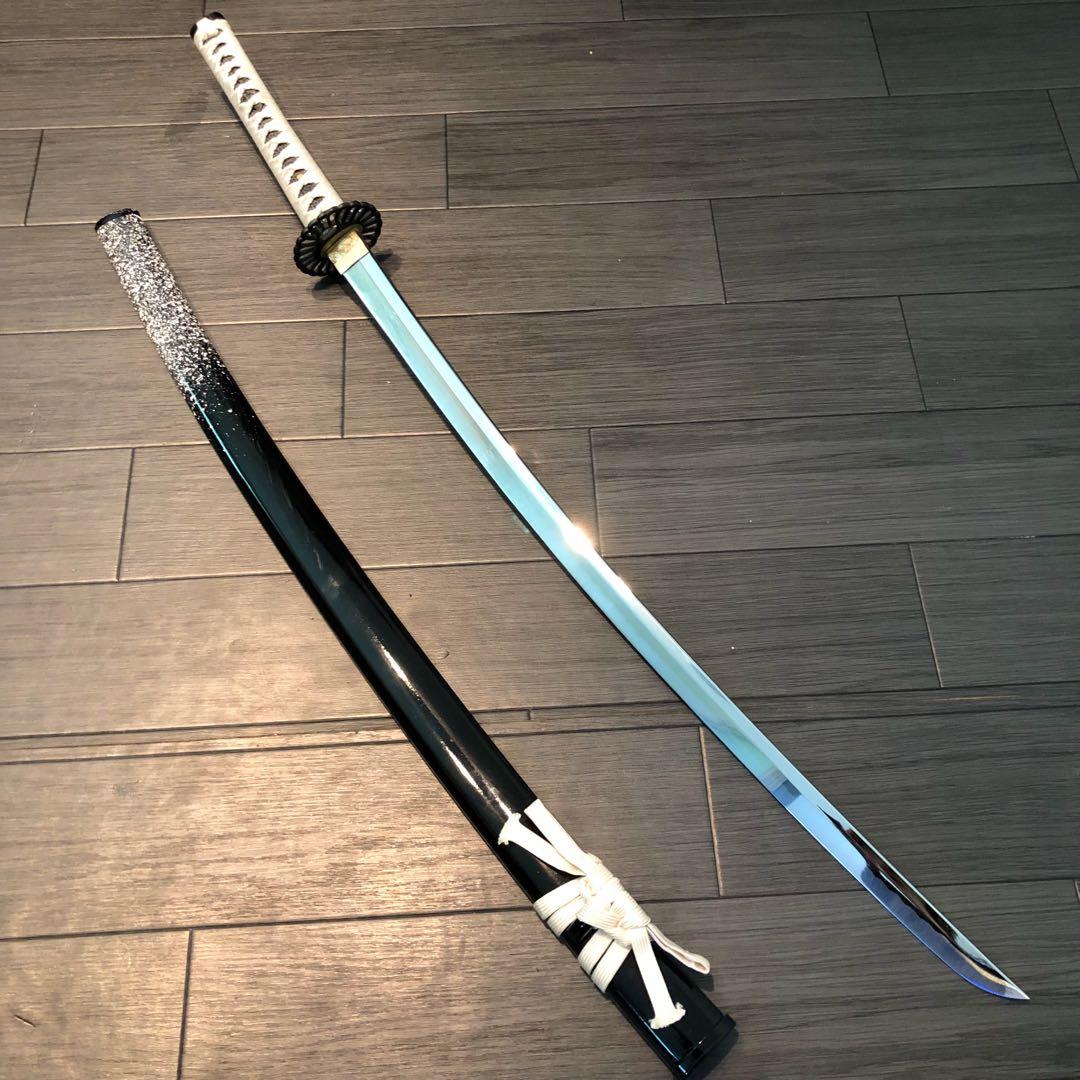 高級模造刀　高級居合刀　菊一文字拵え　黒鞘白飛沫　優勢刃紋刀身　白拵え