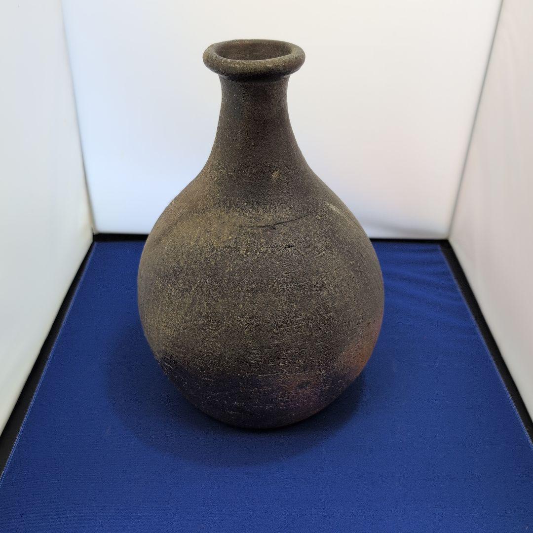 ダークブラウン陶器の壺