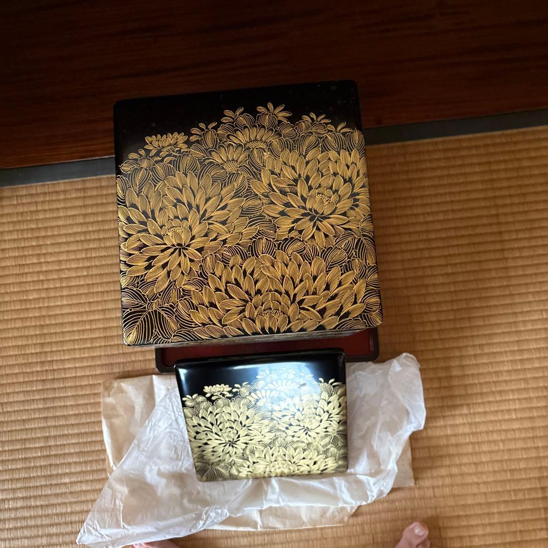 漆器重箱 金色の花模様 4段
