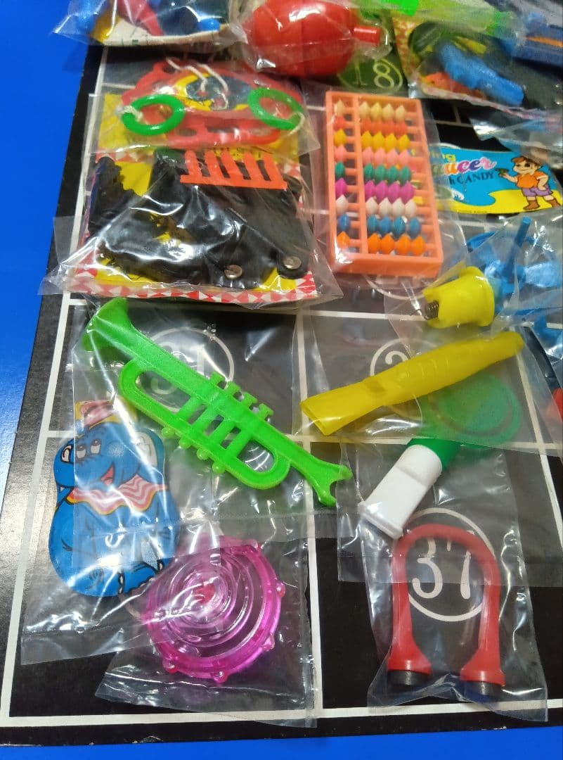 昭和レトロ【駄菓子屋・くじ引き】駄玩具　コスモス　スーパーカー　野球バッチ　クジ