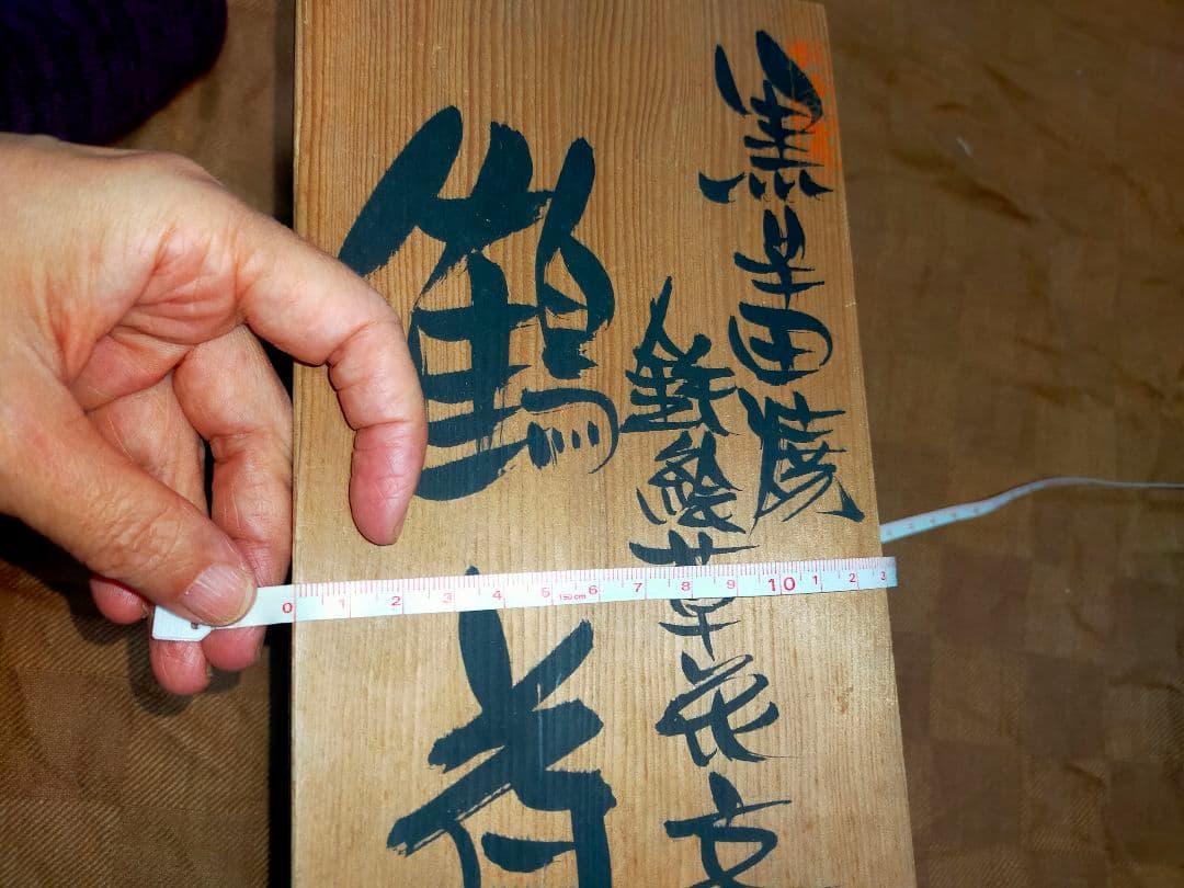 手に持つとしっくり来るという表現がピッタリの写真よりも実物の方が鼠色っぽ鶴首壷