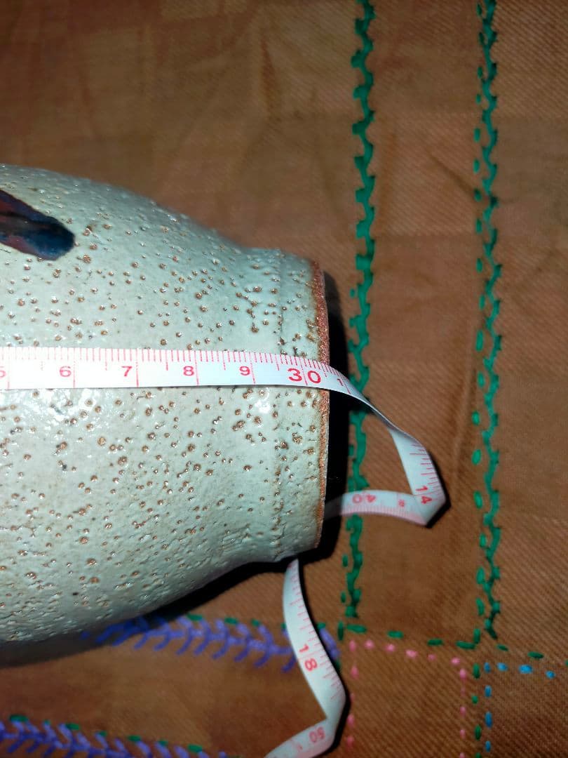 手に持つとしっくり来るという表現がピッタリの写真よりも実物の方が鼠色っぽ鶴首壷