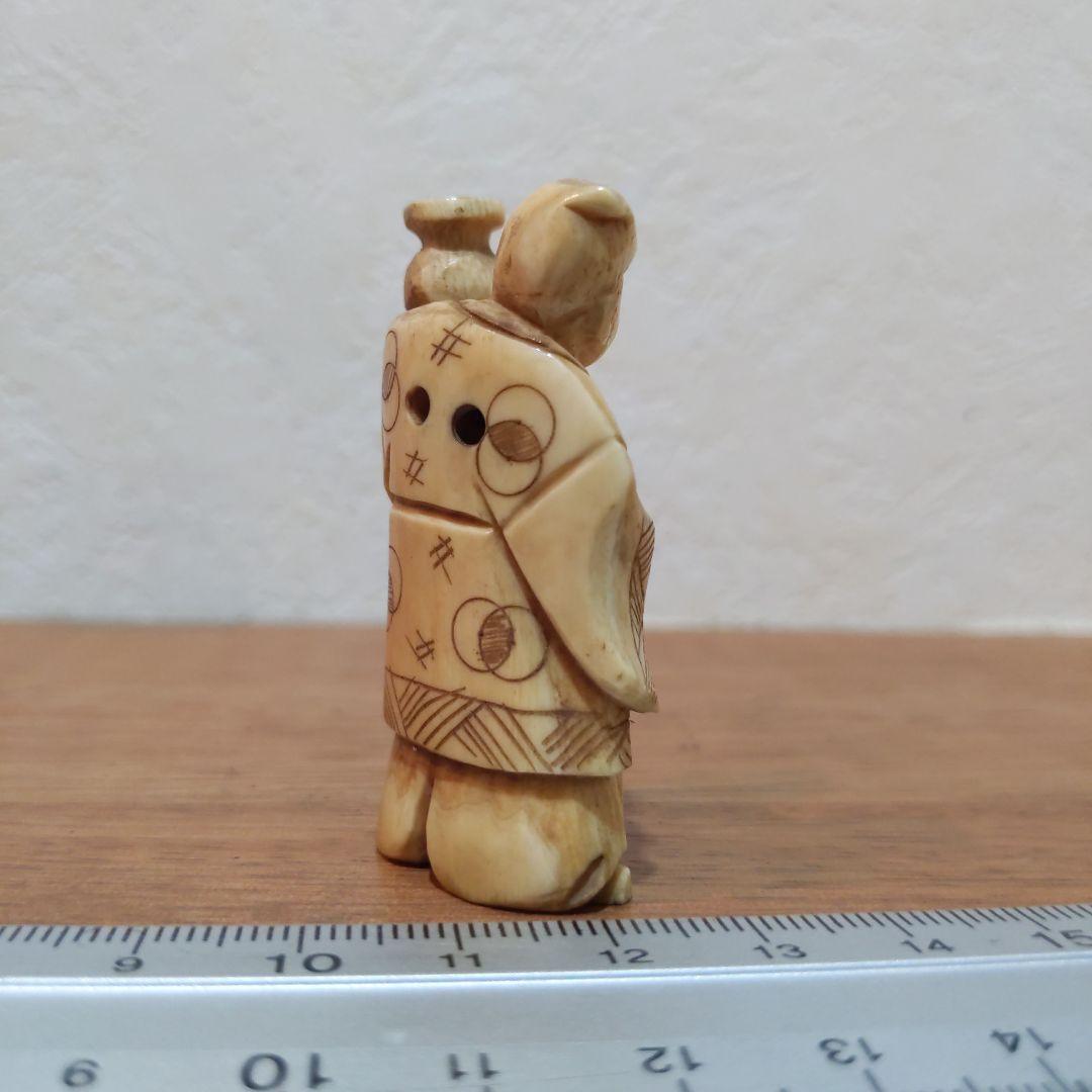 時代提げ物 人物根付 天然素材 在銘【酒器持つ翁】高さ約5.2cm 重さ約19ｇ